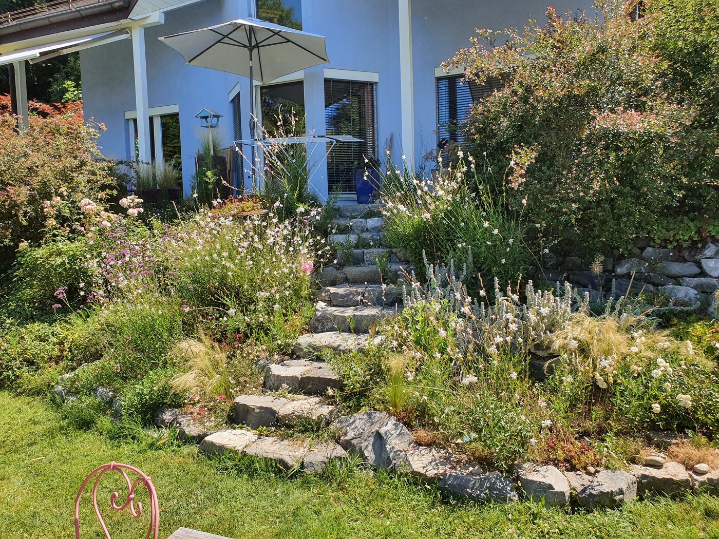 Terrasse en pierre et plantations souples 1